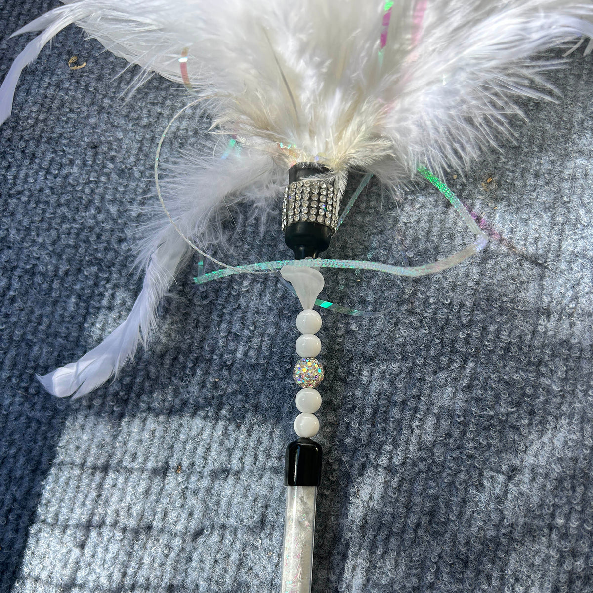 Little Corella Feather Cat Wand - Pritti Kitti Boutique